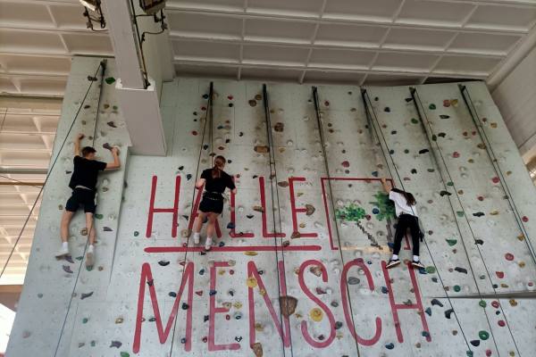 Groß (9b Halle Mensch)